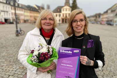 Cindy Reimer (rechts) zeichnet Karsta Hönicke aus Penig für deren Engagement mit dem „Alternativen Frauenpreis 2026“ aus.