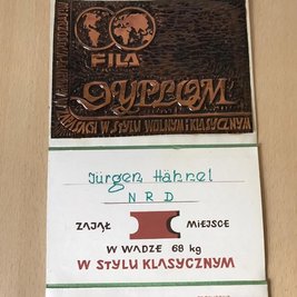 Das Diplom des Verbandes für den EM-Titel im Limit bis 68 Kilogramm des klassischen Stils. 