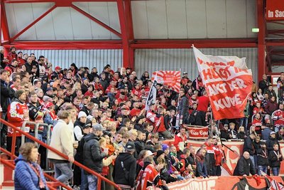 Blick in die gut gefüllte Heine-Kurve, wo sich die Fans beim 8:1-Sieg gegen Bad Nauheim im ersten und im letzten Drittel in Feierlaune präsentierten.Foto: Andreas Kretschel