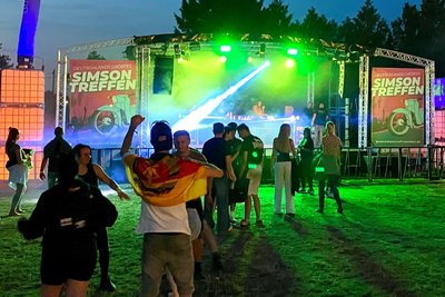 Beim Simsontreffen in Zwickau vor der Hauptbühne - ein DDR-Fan mit Fahne.