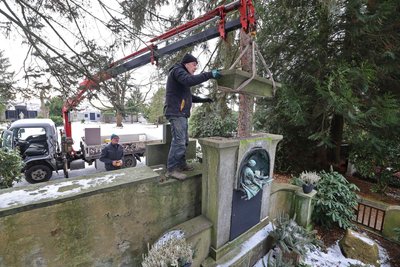 Mit einem Kran mussten die lockeren Steine am Montag heruntergehoben werden.
