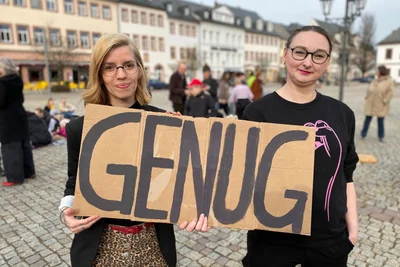 Linken-Kreischefin Cindy Reimer (links) und Buchautorin Natascha Dobos haben unter dem Motto „Genug“ den Sitzstreik der Frauen in Rochlitz organisiert.