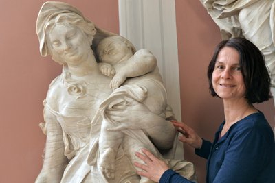 Zum Muttertag zeigt Jana Tschapek im Freiberger Dom die Schwesterngruft in der Grablege mit einer Darstellung von Mutter und Kindern.