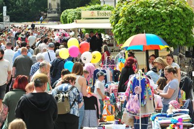 Der Kinderkoffer-Flohmarkt war am Sonntag beim Freiberger Frühlingsfest gut besucht.