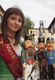 Die 19-jährige Chantal Rumler ist die amtierende Nussknackerkönigin. Im Juni konnte sich die Dörnthalerin gegen eine weitere Kandidatin durchsetzen. Allerdings ist die Hoheit derzeit stark in ihre Ausbildung zur Restaurantfachfrau im Hotel "Dachsbaude" in Neuhausen eingebunden. "Deshalb war ich bisher nur beim Erdbeerfest auf Schloss Gebesee bei Erfurt und zum Königinnentreffen in Neuhausen", sagt Chantal I. Zu anderen Terminen wie zum Bollenfest in Calbe schickt sie eine ihrer Vorgängerinnen als Vertretung. "Die Lehre geht nun einmal vor", sagt sie.