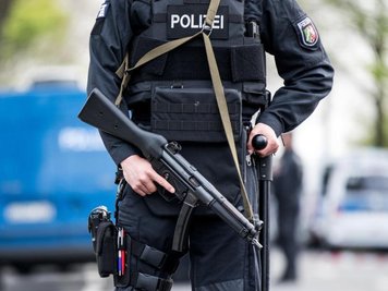 Der Tatort in Dortmund wird von bewaffneten Polizisten bewacht.