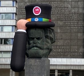 Das Marxmonument trägt für das Hutfestival Zylinder. 