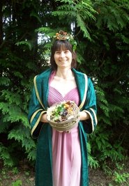 Manuela Müller erforscht das Waldwachstum - und ist die amtierende Tharandter Waldkönigin. Die 36-jährige Wissenschaftlerin an der TU Dresden wurde im Juli gekrönt. Seitdem besuchte sie Stadt- und Dorffeste, so auch das Tharandter Apfelfest. "Materielle Vorteile habe ich keine. Es gibt nur eine Aufwandsentschädigung - schließlich ist es eine freiwillige Sache", sagt die gebürtige Plauenerin. Gern möchte sie auch Kitas und Schulen besuchen, um Kindern den Wald näherzubringen. Als nächstes wird sie das Calbenser Bollenfest in Sachsen-Anhalt besuchen. 