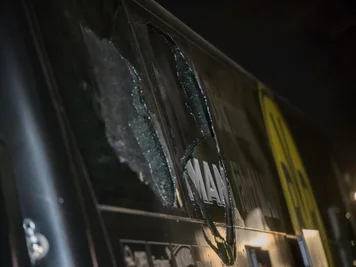 Einige Scheiben des Mannschaftsbusses zerbrachen bei den Explosionen.