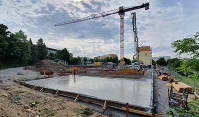 In dieser Woche wurde die Bodenplatte für den ersten Gebäudeteil der neuen Zschopauer Seniorenpflegeresidenz fertiggestellt. 75 Laster waren nötig, um den erforderlichen Beton anzuliefern. 