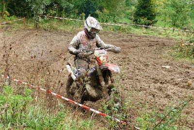 Die Deutsche Meisterschaft der Motorradbiathleten in Witzschdorf wurde für Lucy Glöckner zu einer lehrreichen Schlammschlacht.