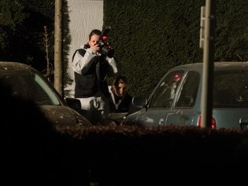 Einsatzkräfte der Polizei suchen weiter nach Hinweisen auf den Hintergrund der Attacke.