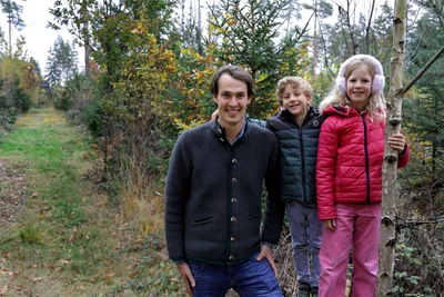 Franz Freiherr von Rotenhan mit seinen Kindern Balthasar (5) und Fidelia (7).
