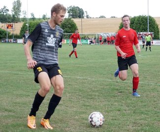 Lucas Seidel (links) und der VfB Auerbach haben am Freitagabend das Blitzturnier in Rotschau klar für sich entschieden.