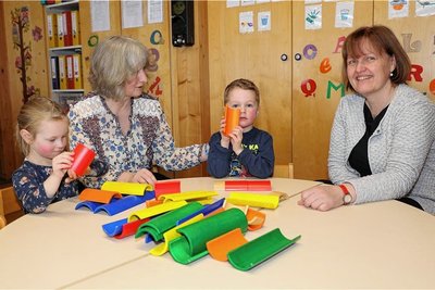 Edda und Austin fühlen sich in der Kita "Regenbogen", hier mit Kita-Leiterin Heike Unger und Claudia Müller (r.) von der Diakonie, wohl. 