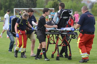 Bitter: Erlbachs Marvin Todt musste verletzt abtransportiert werden.