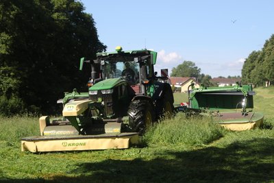 Nachdem die Kitzrettung das Feld überflogen hat und gegebenenfalls Kitze gerettet wurden, können die Mäharbeiten der Agrozuchtfarm Breitenau beginnen.