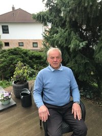 Mittlerweile genießt Jürgen Hähnel die Zeit mit der Familie im Grundstück bei Leipzig. 