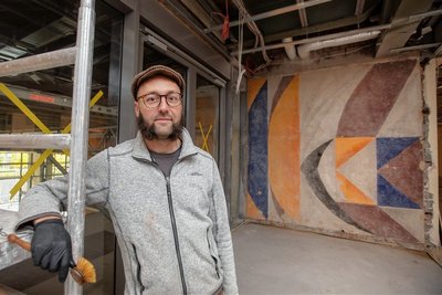Im Eingangsbereich des Rathauses wurde nachträglich dieses Wandbild freigelegt, dessen Existenz im Laufe der Jahre in Vergessenheit geraten war. Diplomrestaurator Martin Fliedner arbeitet die Wandbilder auf.