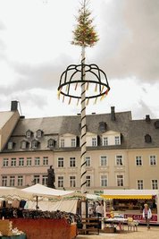 So sah der Annaberger Markt mit einem Maibaum aus. Die Aufnahme stammt aus dem Jahr 2013. 