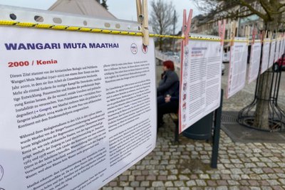 60 Plakate zeigten beim Sitzstreik in Rochlitz Frauen, die sich zu verschiedenen Zeiten und an verschiedenen Orten für die Gleichberechtigung eingesetzt haben.
