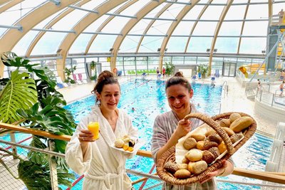 Kathleen Richter aus Burkersdorf und Madleen Kraupa aus Langhennersdorf genossen vor drei Jahren das Bademantelfrühstück im Johannisbad Freiberg.