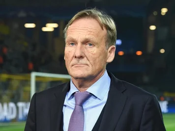 BVB-Geschäftsführer Hans-Joachim Watzke stand nach der Nachricht von den Explosionen betroffen im Stadion.