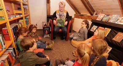 Jeden ersten Donnerstag im Monat können kleine und große Gäste nun Geschichten aus der Kinderbibliothek lauschen. Zum Auftakt las Gabriele Kranz vor.
