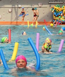 Längst nicht mehr alle Schulen in Sachsen bieten noch Schwimmunterricht an. 