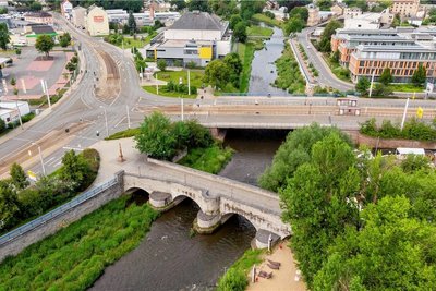Der Vorschlag, die Alkoholverbotszone auf die Alte Elsterbrücke auszuweiten (im Bild die untere Brücke), fand unter Stadträten keine Zustimmung.