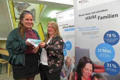 Im „Bunten Haus“ in Freiberg läuft in dieser Woche eine Ausstellung zum Analphabetismus. Im Bild Yasmin Elharchani (l.), Projektkoordinatorin Lese/ Schreibwerkstatt, und Danila Tippner vom „Bunten Haus“.