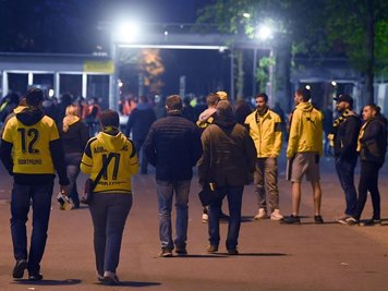 Nach der Spielabsage verließen die Fans geordnet das Stadion.