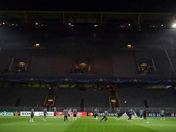 Monacos Spieler trainierten nach der Spielabsage im leeren Stadion.