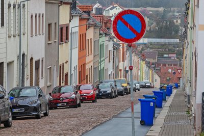 Blick zur Albanstraße: Auf einer Seite der Fahrbahn stehen nun Parkverbotsschilder.