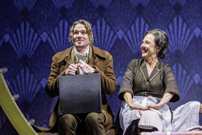 Yannik Gräf als Cliff und Susanne Engelhardt als Fräulein Schneider in „Cabaret“ am Theater Döbeln.