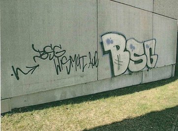 Auffällig bei den Graffiti sei laut Polizei, dass einige Buchstaben mit einem Pfeil versehen sind.