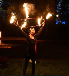 Eine Feuershow gab es zum Eröffnungsrundgang. 