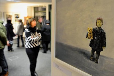 Eines der wenigen nicht abstrakten Bilder der Schau: 2014 hat Bernd Steinwendner "Junge mit Plüschhund" gemalt. 