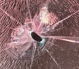 Das Loch in der Glasscheibe der Tür ist etwa 10 Millimeter lang und 5 Millimeter breit. 