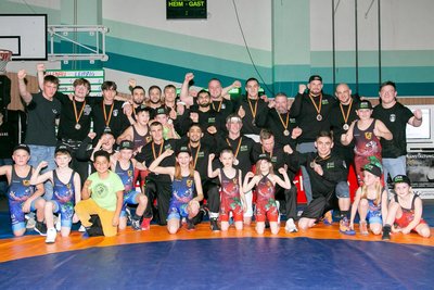 Mit den Einlaufkids und den nach Kampfende überreichten Bronzemedaillen gab es ein Teambild.
