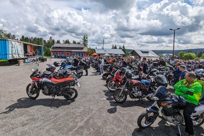 Zum Motorradfahrer-Gottesdienst ist am Sonntag ab 11 Uhr an die Sommerrodelbahn in Mühlleithen eingeladen. Das Foto entstand zur Veranstaltung 2024 an gleicher Stelle.