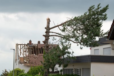 Auch in Deutschland können Tornados auftreten und innerhalb weniger Minuten schwere Schäden anrichten.