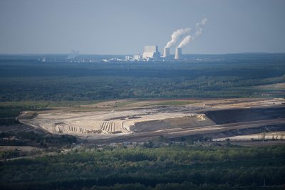Das Kraftwerk „Schwarze Pumpe“ hinter dem Tagebau Nochten in der Lausitz.
