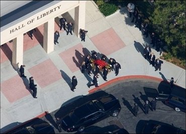 Der Sarg mit dem Leichnam von Michael Jackson wird in Los Angeles aus der "Hall of Liberty" herausgetragen und anschließend zum Staples Center in der US-Metropole gefahren. Zu den ersten Trauergästen, die an der Leichenhalle in den Hollywood Hills eintrafen, gehörten die drei Kinder Jacksons: der 12-jährige Prince Michael, die elfjährige Paris und der sieben Jahre alte Prince Michael II.