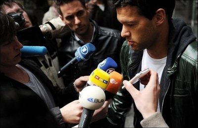 Fußball-Nationalspieler Michael Ballack hat sich nach der Diagnose Innenbandriss im rechten Knöchel in München sichtlich geschockt gezeigt.