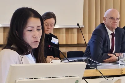 Jennifer Diehl (l.), hier bei einer Kreistagssitzung, zeichnet als Leiterin der Ausländer- und Asylbehörde mit verantwortlich für die digitale Servicestelle.
