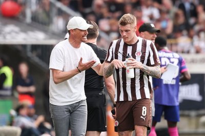 St. Paulis Trainer Alexander Blessin (l) spricht mit Eric Smith.