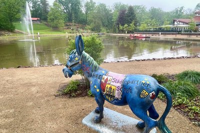 Die Esel-Figur spendierte Döbelns Partnerstadt Unna (Nordrhein-Westfalen) für den Bürgergarten.
