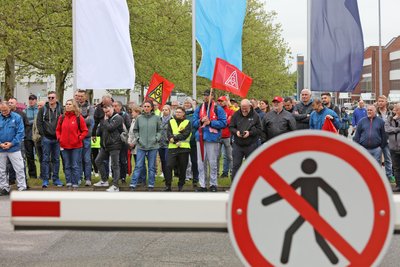 Rund 1000 Beschäftigte beteiligten sich an einer vergangene Woche kurzfristig einberufenen Betriebsversammlung von VW Sachsen in Zwickau.