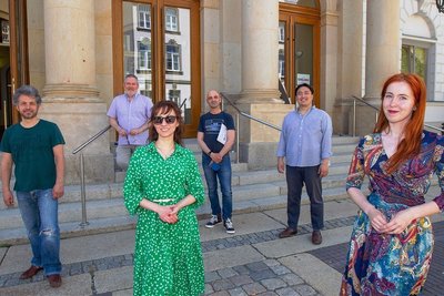Die Theaterleute freuen sich auf die Open-Air-Saison im Parktheater: Sänger Marcus Sandmann, Sänger Frank Blees, Sängerin Nataliia Ulasevych, Musikdirektor Jürgen Pöckel, Sänger Wonjong Lee und Sängerin Malgorzata Pawlowska (von links).